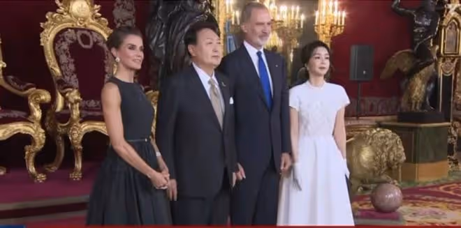 50歲金建希成功捍衛韓國門面!穿白裙跟萊後合影美成焦點,好仙女