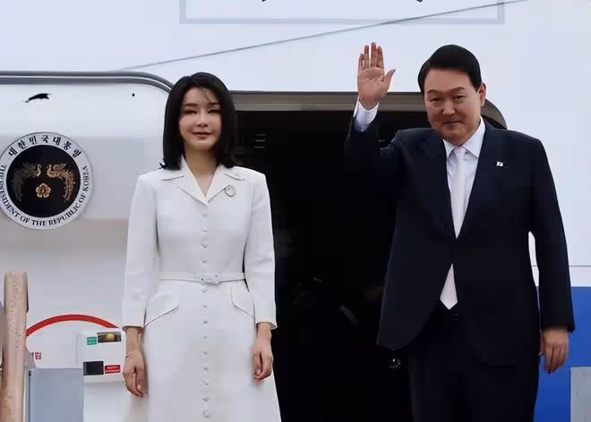 50歲金建希成功捍衛韓國門面!穿白裙跟萊後合影美成焦點,好仙女