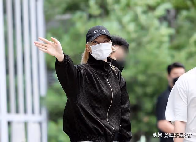 禮儀滿分VS耍大牌？Lisa、朴寶劍機場90度鞠躬，金泰亨全程冷漠臉