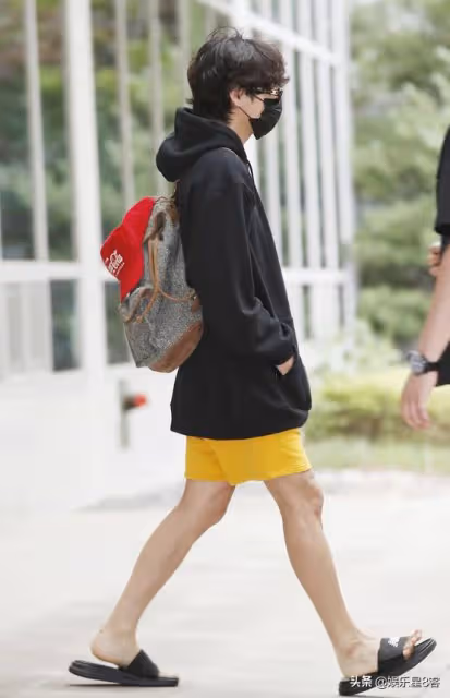 禮儀滿分VS耍大牌？Lisa、朴寶劍機場90度鞠躬，金泰亨全程冷漠臉