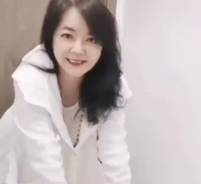 64歲胡慧中回內地即將復出!21歲女兒罕同行,體重175斤身材圓潤,網友:瘦下來就是美人痞子