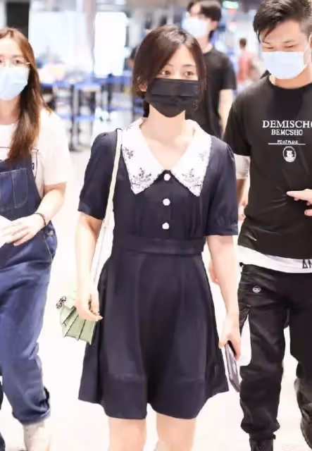 譚松韻好適合少女風,穿娃娃領裙甜美溫柔,看著好像高中生!