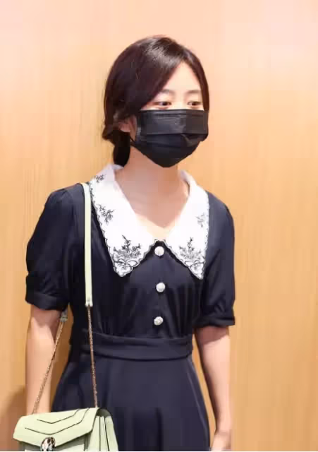 譚松韻好適合少女風,穿娃娃領裙甜美溫柔,看著好像高中生!