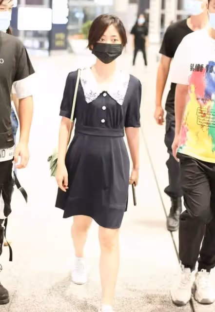 譚松韻好適合少女風,穿娃娃領裙甜美溫柔,看著好像高中生!