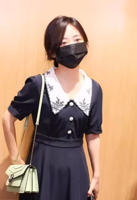 譚松韻好適合少女風,穿娃娃領裙甜美溫柔,看著好像高中生!