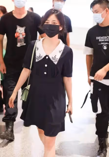 譚松韻好適合少女風,穿娃娃領裙甜美溫柔,看著好像高中生!