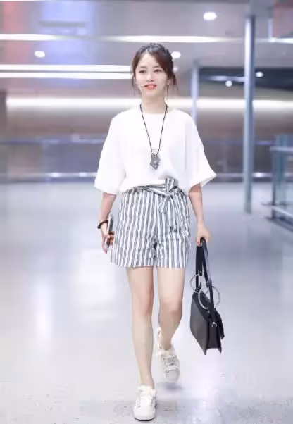 譚松韻好適合少女風,穿娃娃領裙甜美溫柔,看著好像高中生!