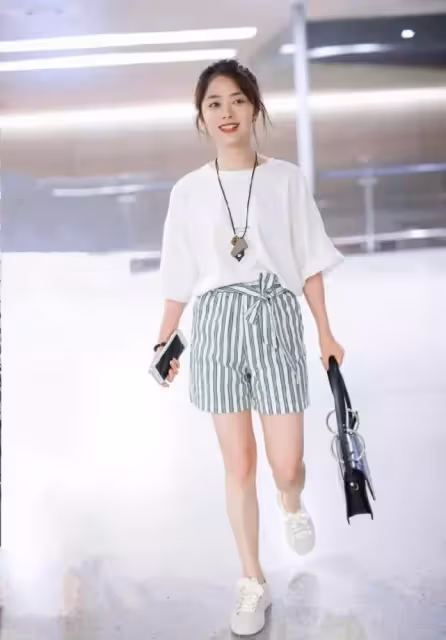 譚松韻好適合少女風,穿娃娃領裙甜美溫柔,看著好像高中生!