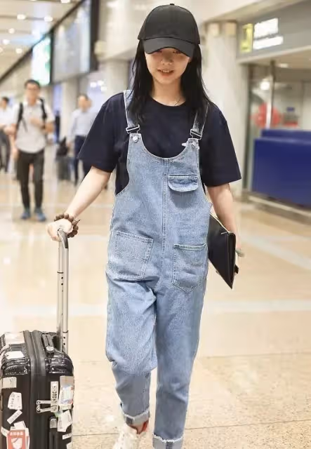 譚松韻好適合少女風,穿娃娃領裙甜美溫柔,看著好像高中生!