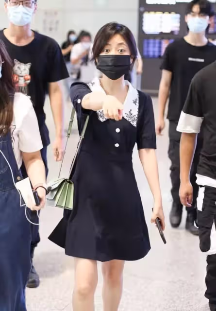 譚松韻好適合少女風,穿娃娃領裙甜美溫柔,看著好像高中生!