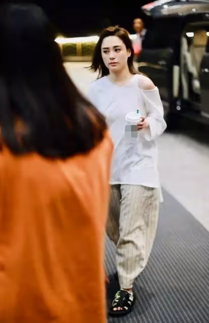 40歲阿嬌現身機場!「上松下松」1米6的身高硬是穿出1米3既視感,網友:全靠顏值在硬撐