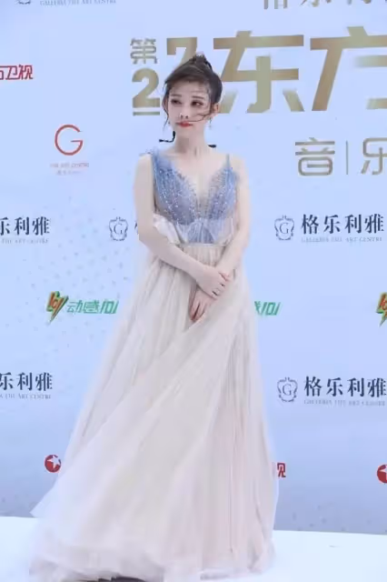 馮提莫雖然個子不高 但身材還挺好的 一襲輕紗禮服靈動又清純