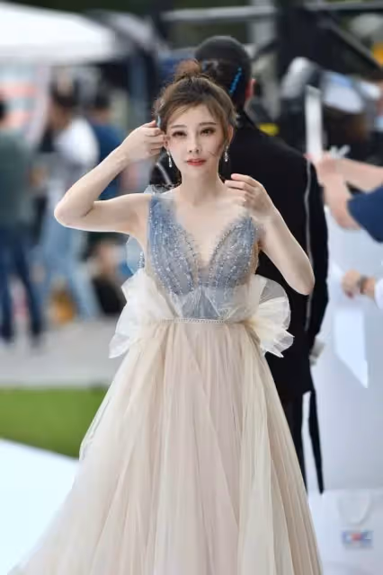 馮提莫雖然個子不高 但身材還挺好的 一襲輕紗禮服靈動又清純