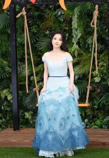 馮提莫雖然個子不高 但身材還挺好的 一襲輕紗禮服靈動又清純