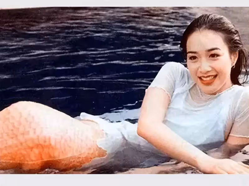 夢回經典,51歲鐘麗緹曬海邊泳裝視訊,再現「人魚出水」名場面