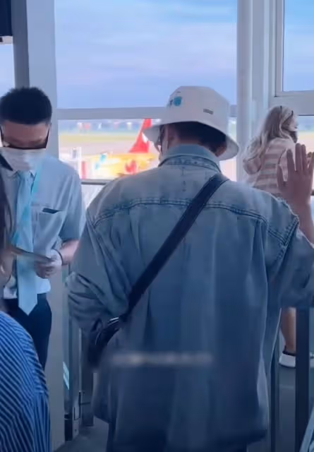檀健次機場發飆!遭圍堵後怒打粉絲手機,多次用手指人被批不禮貌