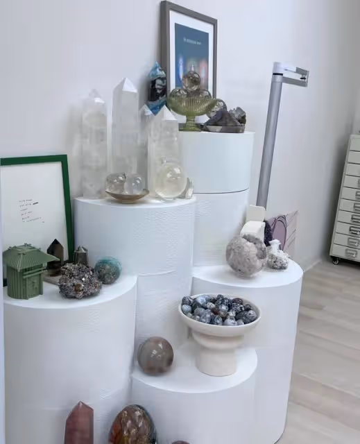 劉鑾雄女兒首次曝光收藏室!奇石珍寶擺滿屋,用水晶做鏡子太豪橫