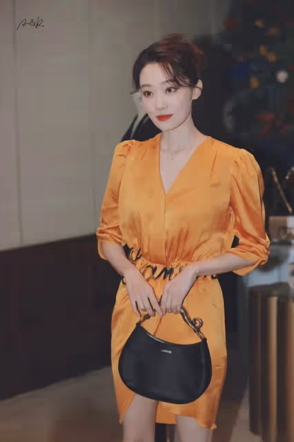 記住!不是時代拋棄了張小斐,而是她真的讀懂了「清醒」二字
