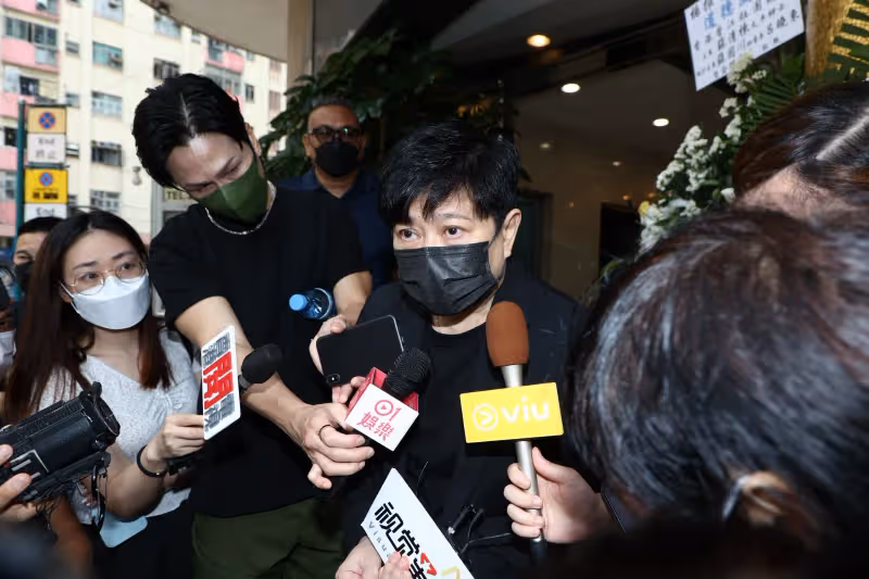 經紀人父親病逝!郭富城「帶妻兒赴靈堂弔唁」重情重義 堅持「親自送對方最後一程」扶棺畫面曝光