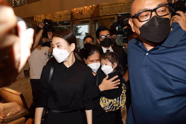 經紀人父親病逝!郭富城「帶妻兒赴靈堂弔唁」重情重義 堅持「親自送對方最後一程」扶棺畫面曝光