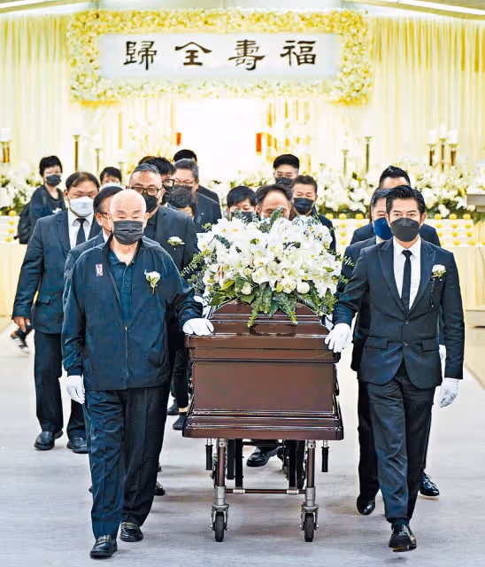 經紀人父親病逝!郭富城「帶妻兒赴靈堂弔唁」重情重義 堅持「親自送對方最後一程」扶棺畫面曝光