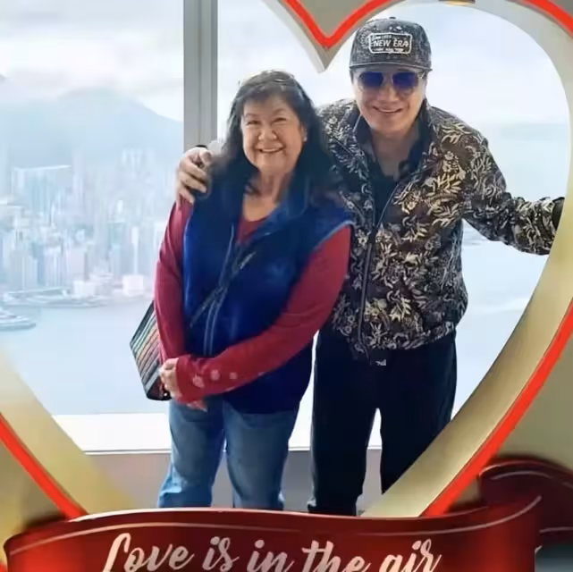 74歲許冠傑罕見曬全家福!面容蒼老認不出,兒孫皆似歐美人