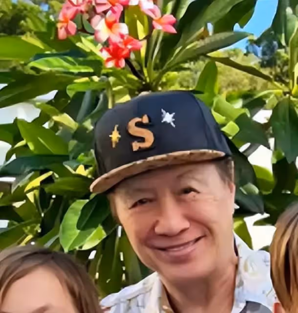 74歲許冠傑罕見曬全家福!面容蒼老認不出,兒孫皆似歐美人