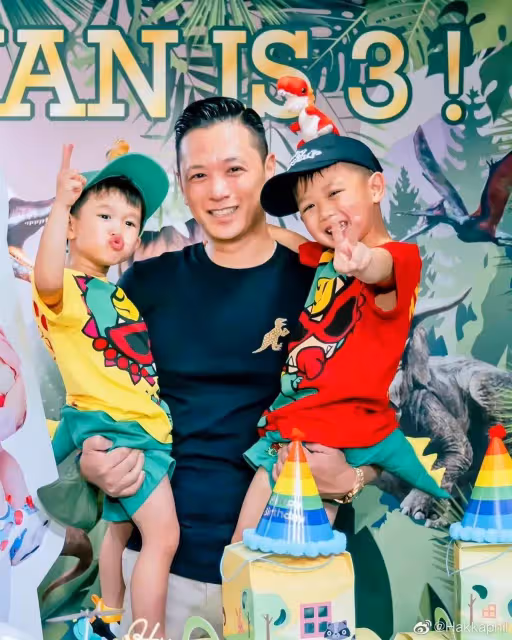 胡杏兒二兒子3歲了!奕霖「把蛇掛脖子+摸蜘蛛蜥蜴」膽子超大,對鏡燦笑「五官」更像媽媽