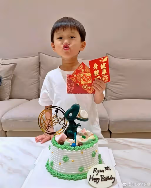 胡杏兒二兒子3歲了!奕霖「把蛇掛脖子+摸蜘蛛蜥蜴」膽子超大,對鏡燦笑「五官」更像媽媽