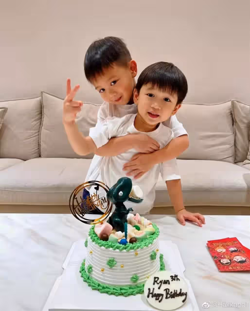 胡杏兒二兒子3歲了!奕霖「把蛇掛脖子+摸蜘蛛蜥蜴」膽子超大,對鏡燦笑「五官」更像媽媽