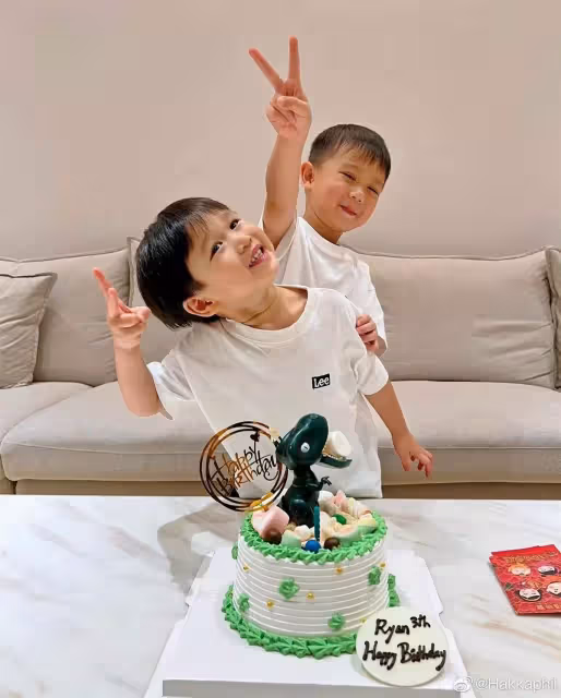 胡杏兒二兒子3歲了!奕霖「把蛇掛脖子+摸蜘蛛蜥蜴」膽子超大,對鏡燦笑「五官」更像媽媽