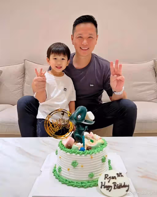 胡杏兒二兒子3歲了!奕霖「把蛇掛脖子+摸蜘蛛蜥蜴」膽子超大,對鏡燦笑「五官」更像媽媽