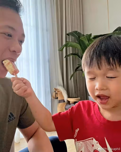 胡杏兒二兒子3歲了!奕霖「把蛇掛脖子+摸蜘蛛蜥蜴」膽子超大,對鏡燦笑「五官」更像媽媽
