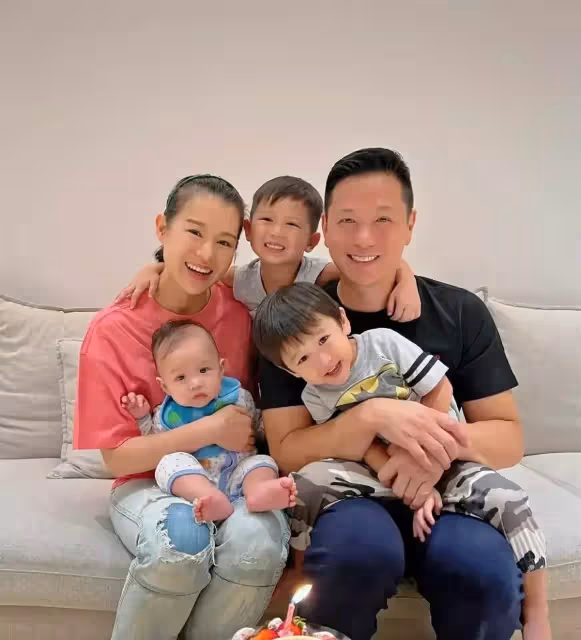胡杏兒二兒子3歲了!奕霖「把蛇掛脖子+摸蜘蛛蜥蜴」膽子超大,對鏡燦笑「五官」更像媽媽