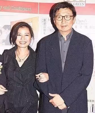 62歲鐘楚紅「身價破4億擁3房」生活依舊樸實,獨身13年不再婚「隱形大富婆」卻愛穿拖鞋逛市場:做最真實的自己