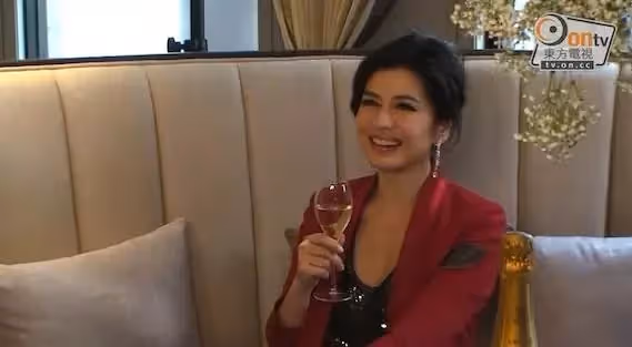 62歲鐘楚紅「身價破4億擁3房」生活依舊樸實,獨身13年不再婚「隱形大富婆」卻愛穿拖鞋逛市場:做最真實的自己