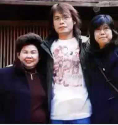 半年2個弟弟身亡!伍佰強忍悲痛「陪母度過喪子痛」離不開他,直言媽媽「只想他當郵差」深知:母親不能再失去他