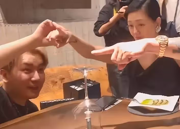大s夫婦婚後首合體,與周杰倫夫婦聚會秀魔術,女方生圖虎背熊腰