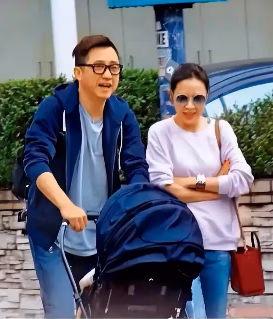 庾澄慶妻子坐專車掃貨,身材苗條顯青春,生一雙兒女受婆婆認可