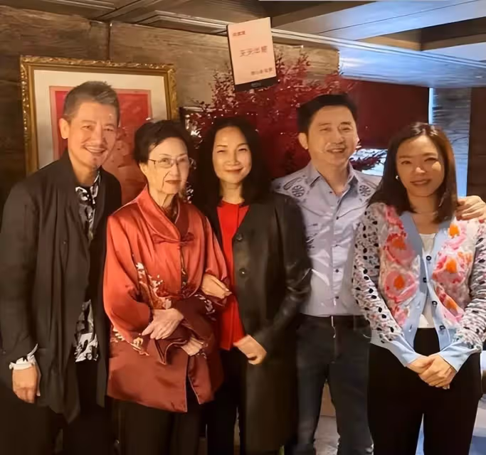 庾澄慶妻子坐專車掃貨,身材苗條顯青春,生一雙兒女受婆婆認可