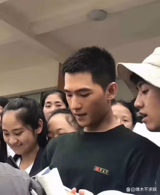 楊洋新劇連續不斷!線下被路人偶遇,生圖狀態真令人感慨