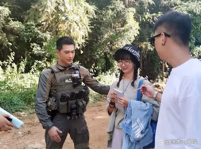 楊洋新劇連續不斷！線下被路人偶遇，生圖狀態真令人感慨
