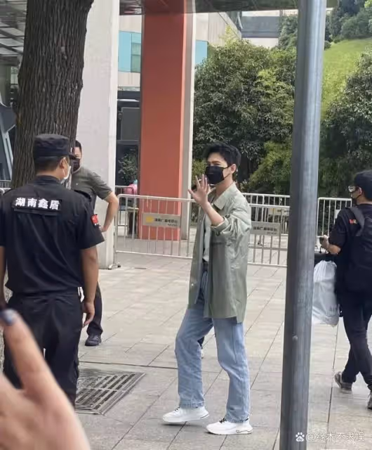 楊洋新劇連續不斷！線下被路人偶遇，生圖狀態真令人感慨