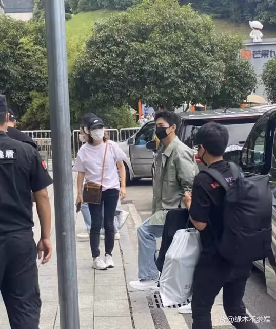 楊洋新劇連續不斷！線下被路人偶遇，生圖狀態真令人感慨