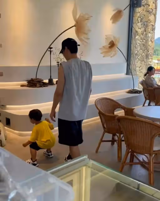 蔡少芬一家被偶遇!張晉體貼照顧子女,2歲樂兒「直視鏡頭」呆萌又可愛,難怪小名叫「魚蛋」