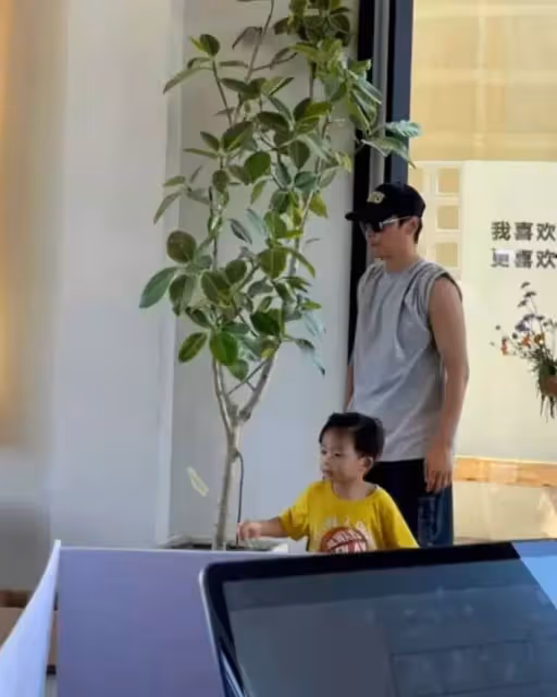 蔡少芬一家被偶遇!張晉體貼照顧子女,2歲樂兒「直視鏡頭」呆萌又可愛,難怪小名叫「魚蛋」