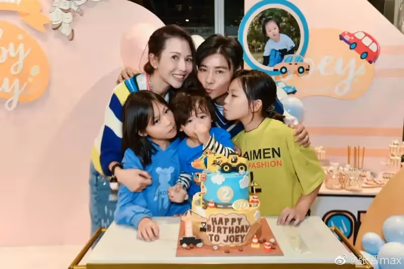 蔡少芬一家被偶遇!張晉體貼照顧子女,2歲樂兒「直視鏡頭」呆萌又可愛,難怪小名叫「魚蛋」