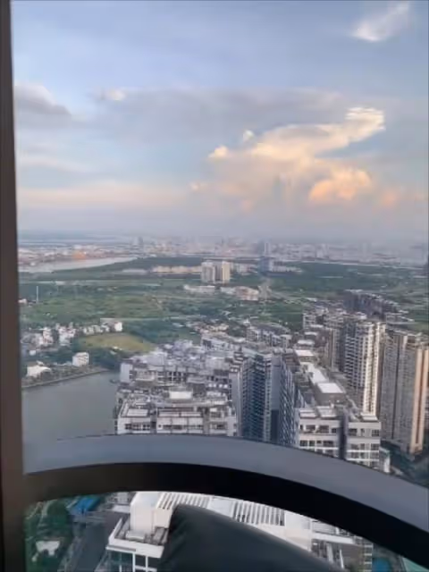 46歲咸素媛頭戴王冠,穿13公分高跟鞋參加選美,直言太興奮!