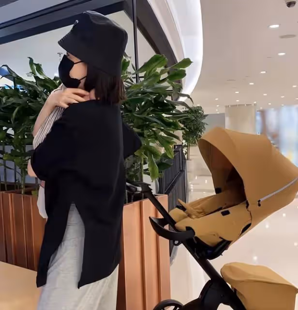 楊子姍帶娃逛商場，四肢纖細白嫩似少女，愛女出行坐近2萬元推車