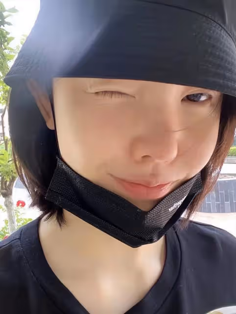 楊子姍帶娃逛商場，四肢纖細白嫩似少女，愛女出行坐近2萬元推車